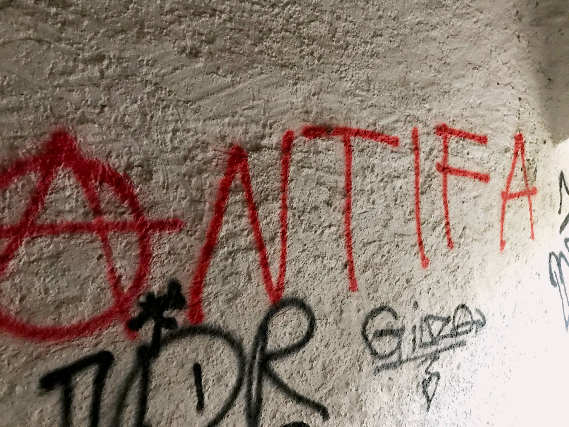 Die Stadt Aarau und ihr unbequemes, massives Problem mit radikalen Linksextremisten aus den Reihen der Juso, den Jungen Grünen, der SP und der Antifa. Linksextremistische Schmierereien in der Stadt Aarau.