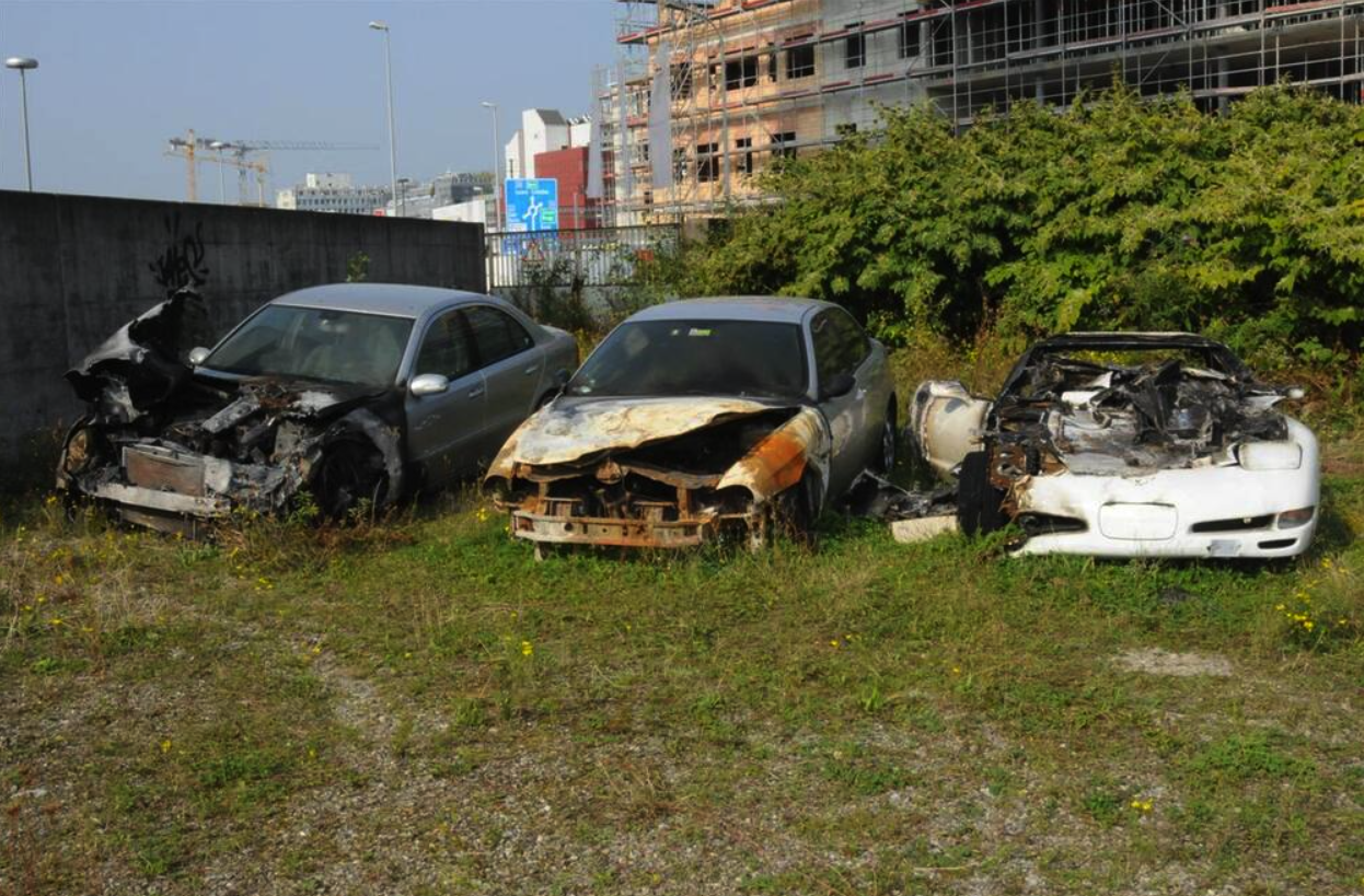Linksradikale Juso und Antifa Aarau Mitglieder zünden Autos von SVP Politiker in Aarau im Zelgli Quartier an