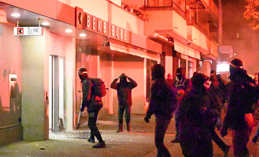 Der Linksextremismus im Land ist die Grösste Bedrohung unserer Demokratie. Radikale faschistische Antifa und Juso Anhänger. Auch die Antifa Aarau ist mit dabei.