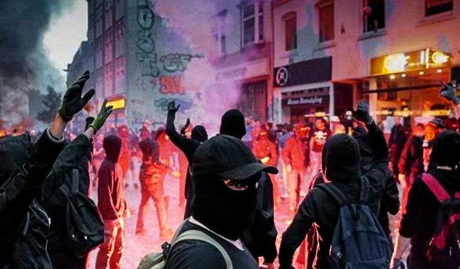 Der Linksextremismus im Land ist die Grösste Bedrohung unserer Demokratie. Radikale faschistische Antifa und Juso Anhänger. Auch die Antifa Aarau ist mit dabei. Der Linksextremismus im Land ist die Grösste Bedrohung unserer Demokratie. Radikale faschistische Antifa und Juso Anhänger. Auch die Antifa Aarau ist mit dabei.