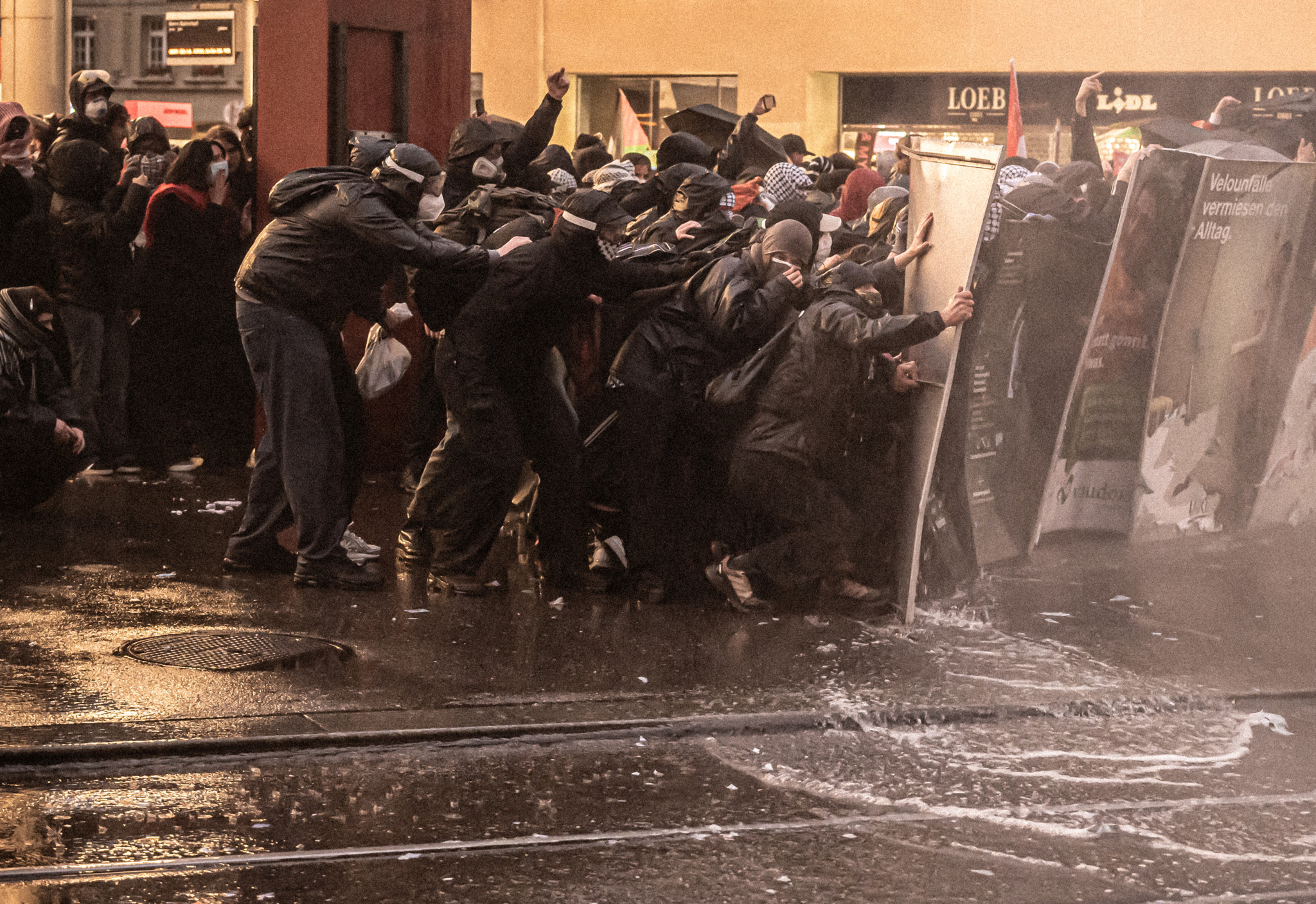 Antifa_Linksfaschisten_Demo_Bern Mitglieder der radikalen linksfaschistischen Antifa Aarau verprügeln an einer unbewilligten Demo in Bern Oktober 2025 mehrere Polizeibeamte. Die Linksextremisten der Antifa haben bei KanalK ein Sendegefäss für Hass und Hetze.