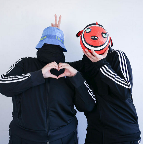 Antifa_Aarau_Mitglieder01_Schwarzer_Stern Mitglieder der radikalen linksfaschistischen Antifa Aarau haben bei KanalK ein wöchentliches Sendegefäss um ihre linksextremistische Hetze zu verbreiten.