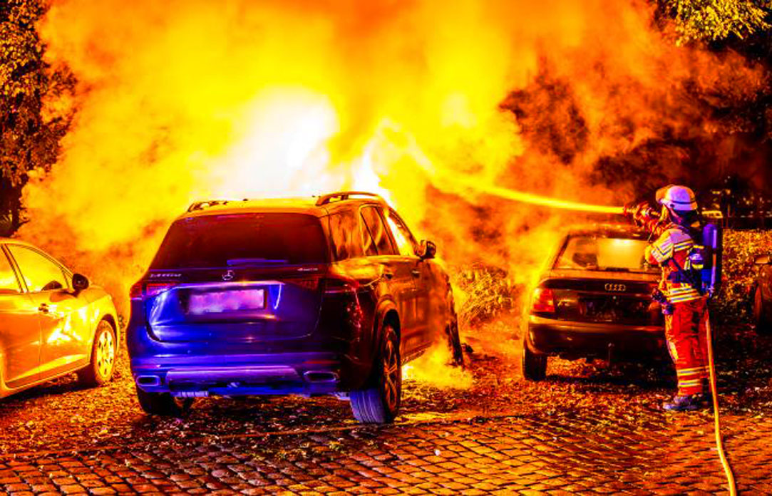 Linksradikale Juso und Antifa Aarau Mitglieder zünden Autos von SVP Politiker in Aarau im Zelgli Quartier an